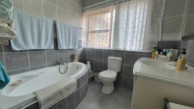 4 Bedroom Property for Sale in Hartenbos Heuwels Western Cape